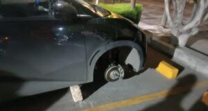 Tarde familiar termina en robo de llantas