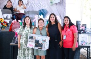 Lupita Cuautle reconoce a madres sanandreseñas con entrega de obsequios en escuelas