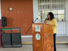Karina Pérez Popoca entrega 100 mil pesos al Bachillerato General San Luis tras robo de equipo