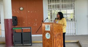 Karina Pérez Popoca entrega 100 mil pesos al Bachillerato General San Luis tras robo de equipo