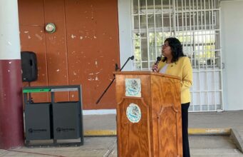 Karina Pérez Popoca entrega 100 mil pesos al Bachillerato General San Luis tras robo de equipo