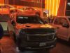 Roban llantas a camioneta frente a agencia Kia