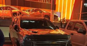 Roban llantas a camioneta frente a agencia Kia