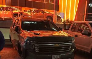 Roban llantas a camioneta frente a agencia Kia