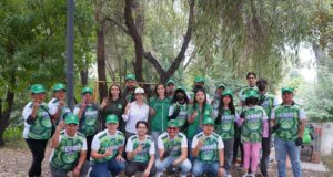 De la mano de Caro Fernández, plantan cien árboles en Momoxpan